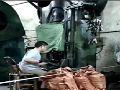 實拍——伺服電動螺旋壓磚機(jī)工作現(xiàn)場