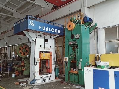 壓磚機(jī)在輕質(zhì)耐火磚中的應(yīng)用